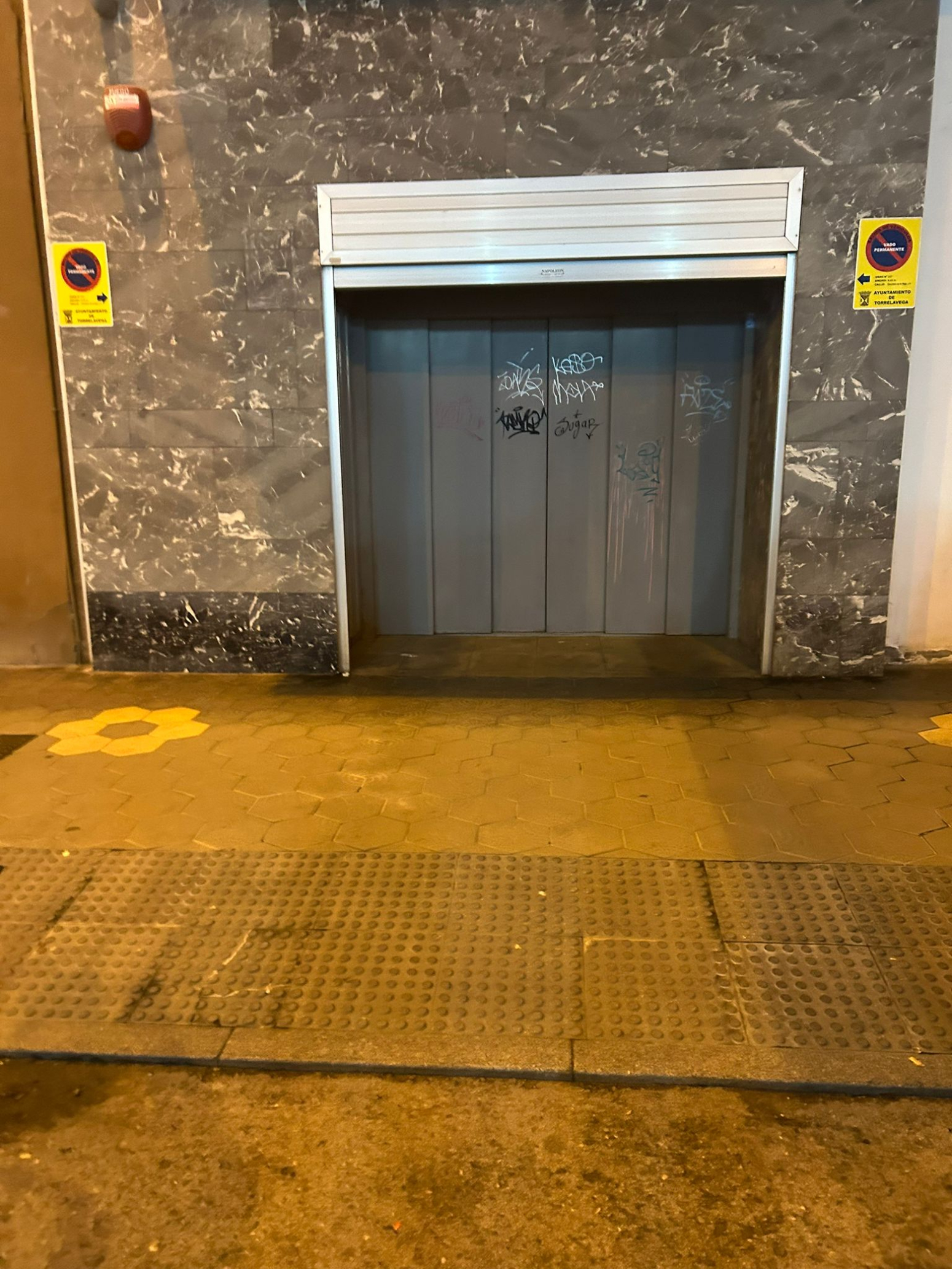 Venta de garaje cerrado para motos en Torrelavega
