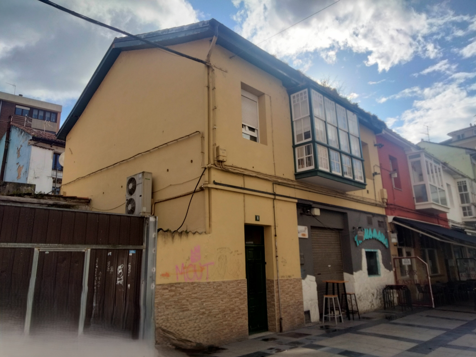 Venta de piso, bajo comercial y local en Torrelavega
