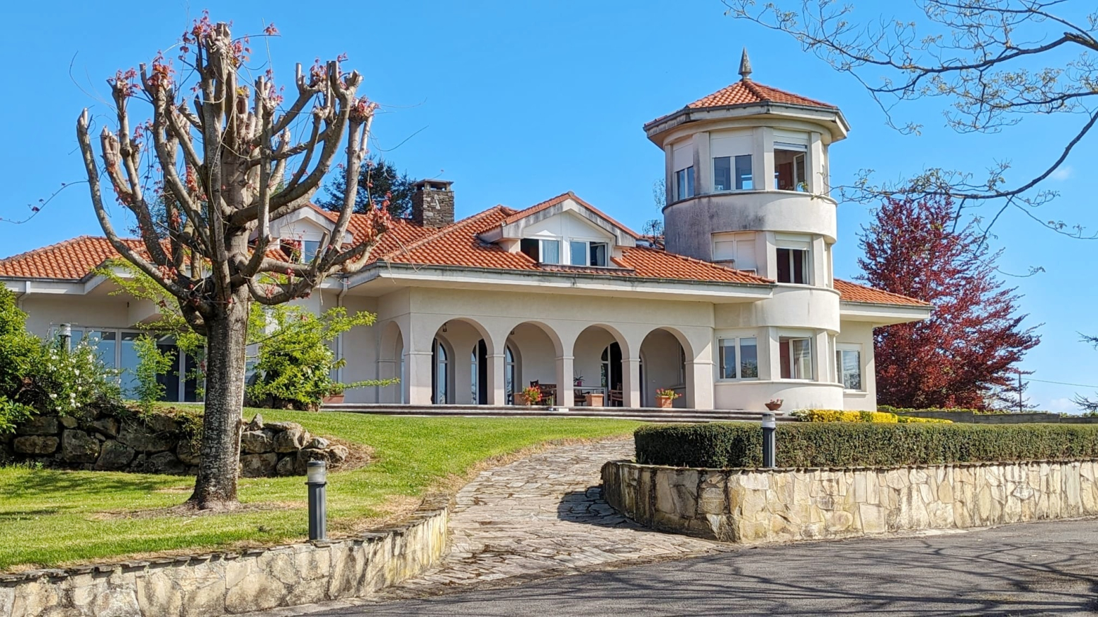 Chalet independiente con piscina climatizada y jardín en Puente San Miguel