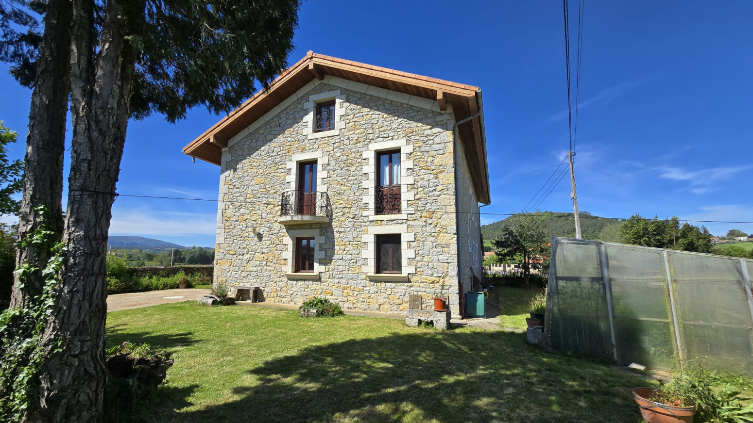 ESPECTACULAR CASA DE PIEDRA INDEPENDIENTE EN QUEVEDA