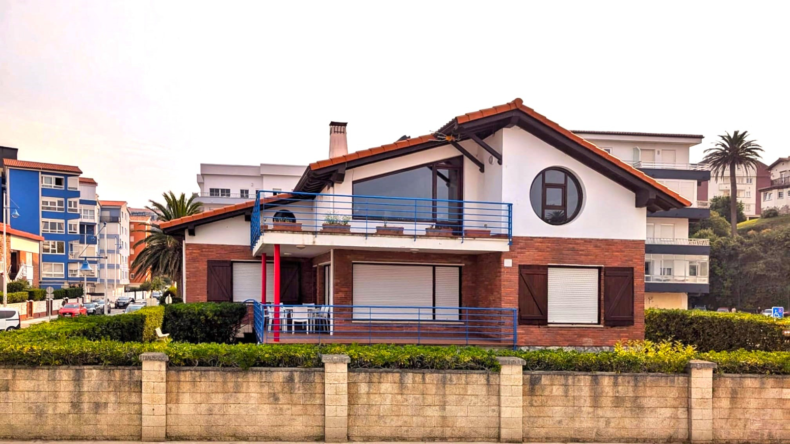 Exclusivo chalet independiente en primera línea de playa en Suances