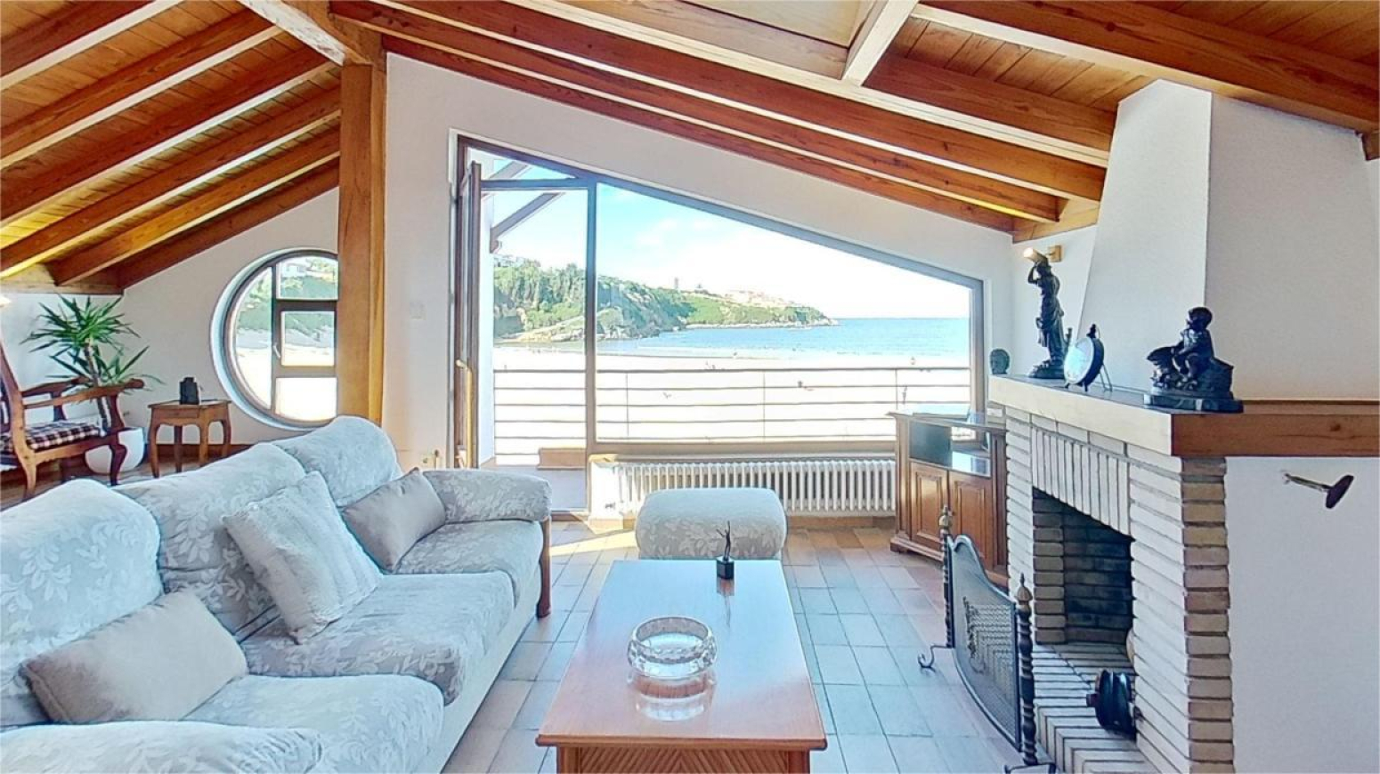 Exclusivo chalet independiente en primera línea de playa en Suances