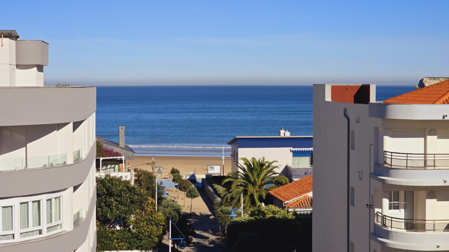 Ático con gran terraza y vistas al mar en Suances: tu refugio junto a la playa