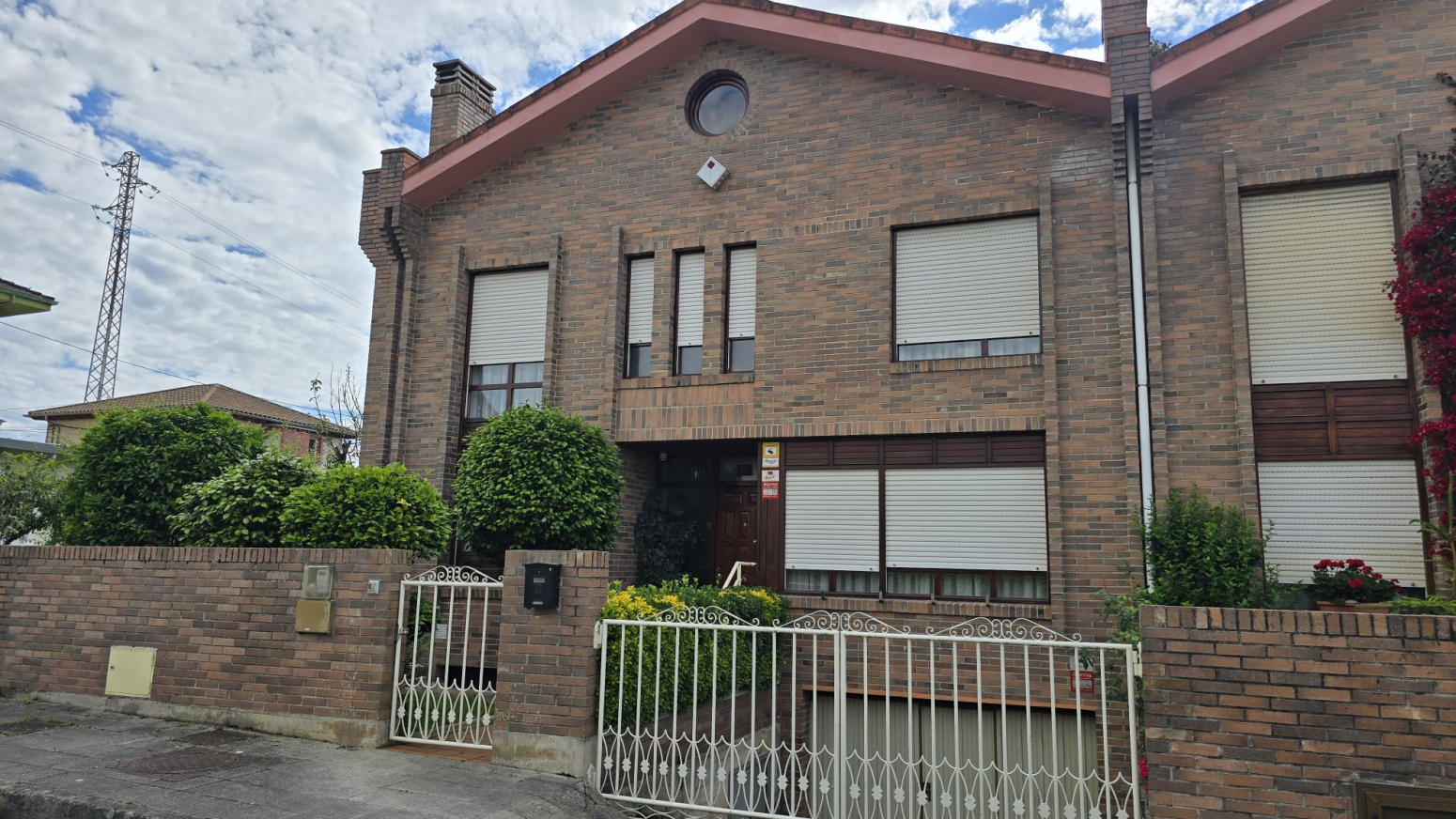 Chalet esquinero en Tanos: luz, espacio y calidad de vida en Torrelavega