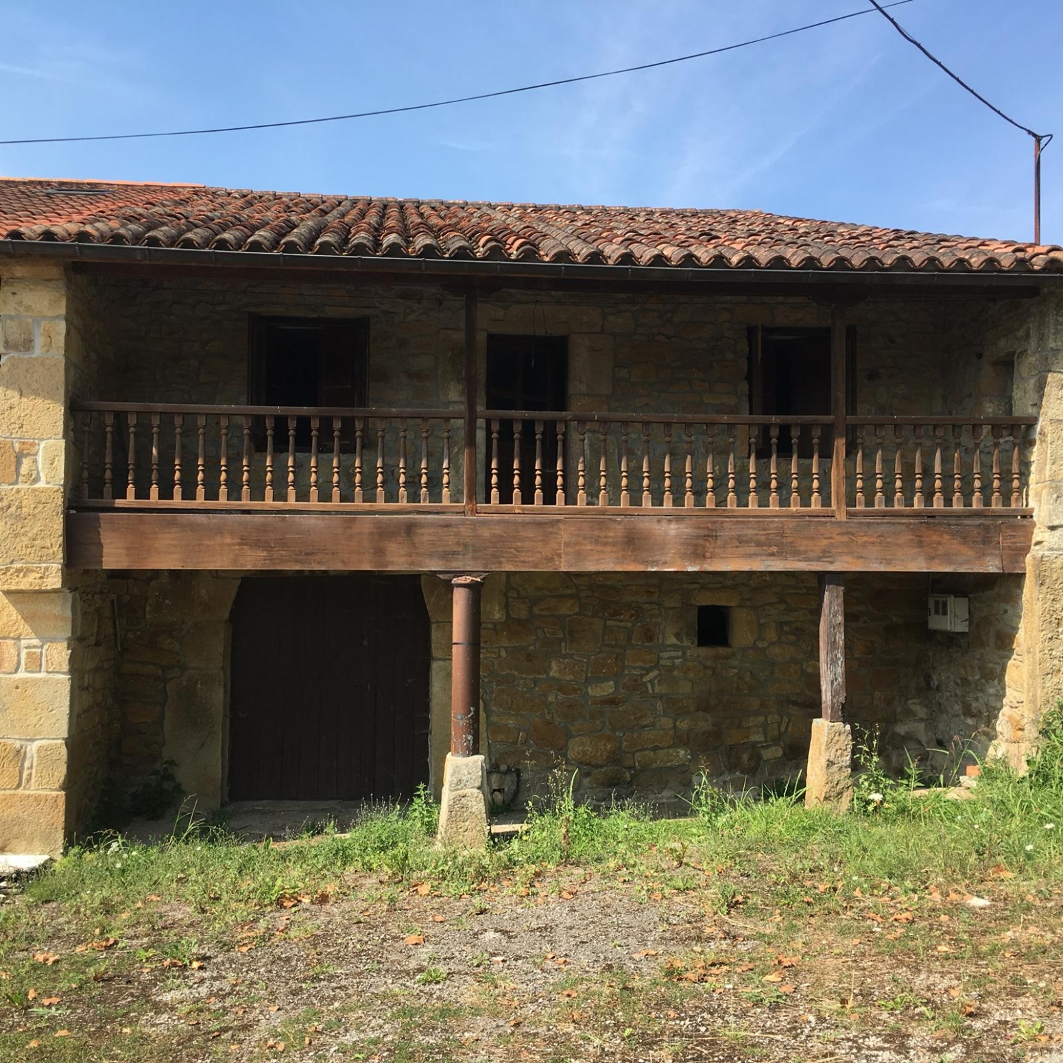 CASA ADOSADA EN ESQUINA EN HORNEDO-ENTRAMBASAGUAS