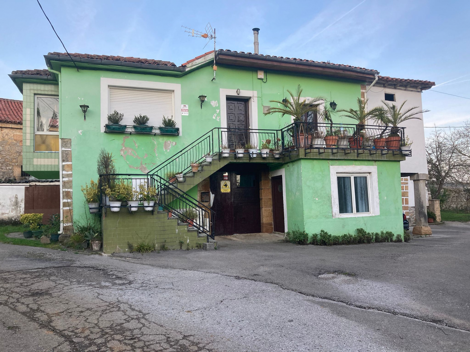 NAVAJEDA, CASA PAREADA CON HUERTA