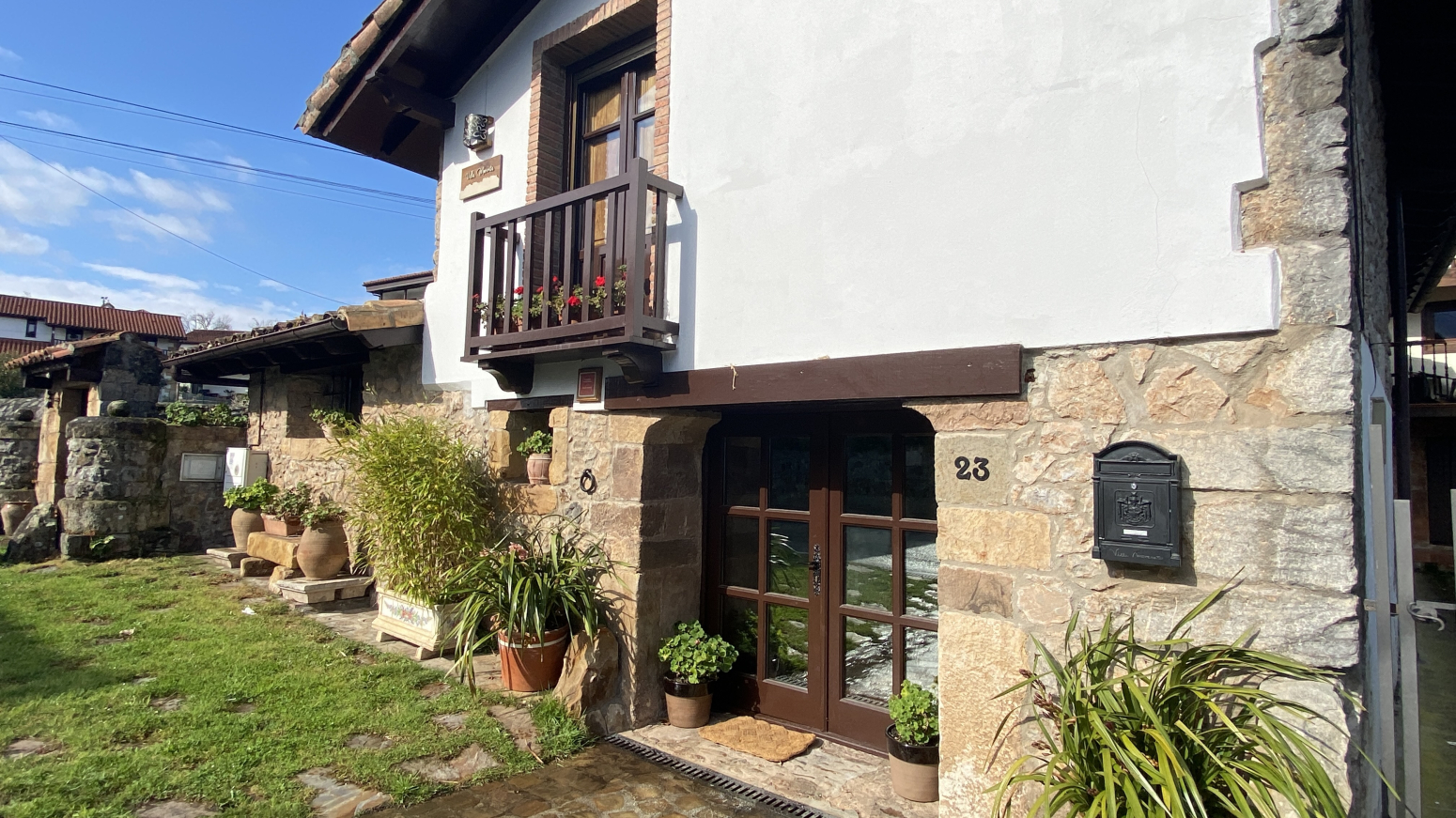 CASA MONTAÑESA DE PIEDRA EN SOBREMAZAS-SOLARES