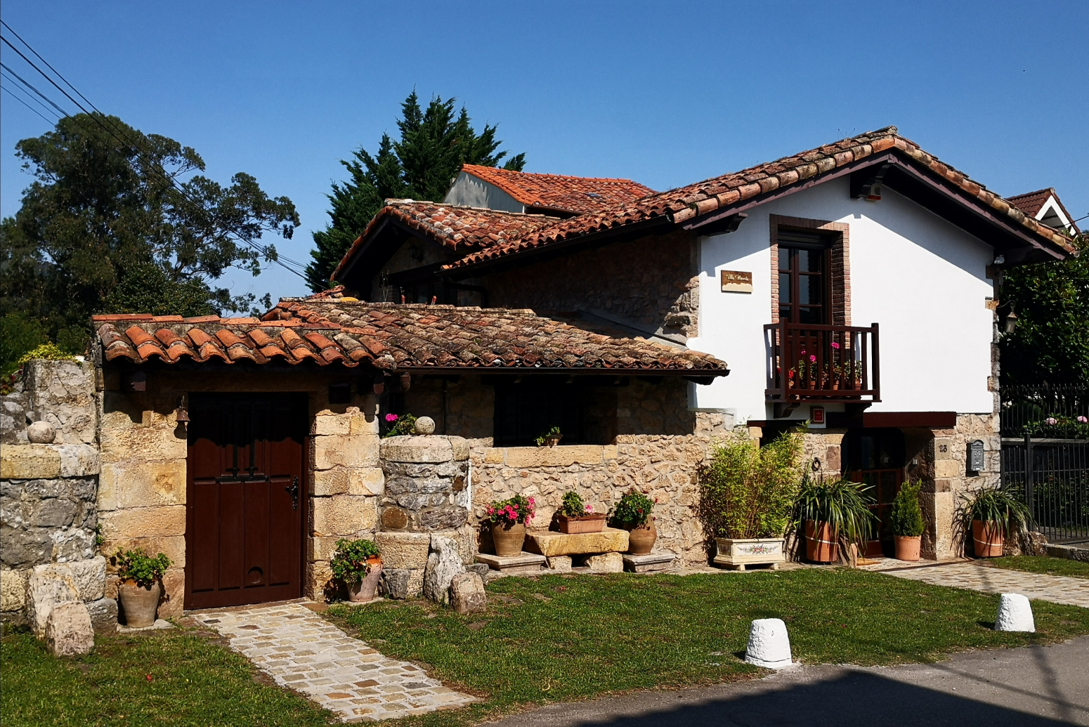 CASA MONTAÑESA DE PIEDRA EN SOBREMAZAS-SOLARES