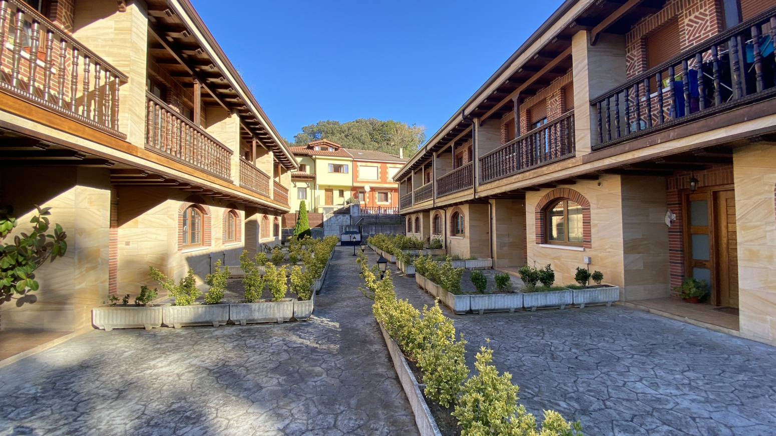 VALDECILLA-SOLARES CHALET ADOSADO A ESTRENAR