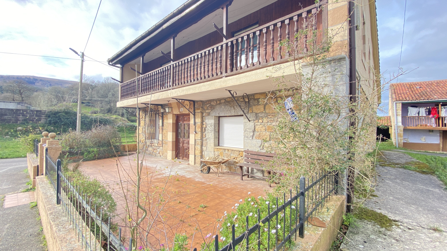 PRECIOSA CASA INDEPENDIENTE A REFORMAR EN BARRIO DE ARRIBA-RIOTUERTO