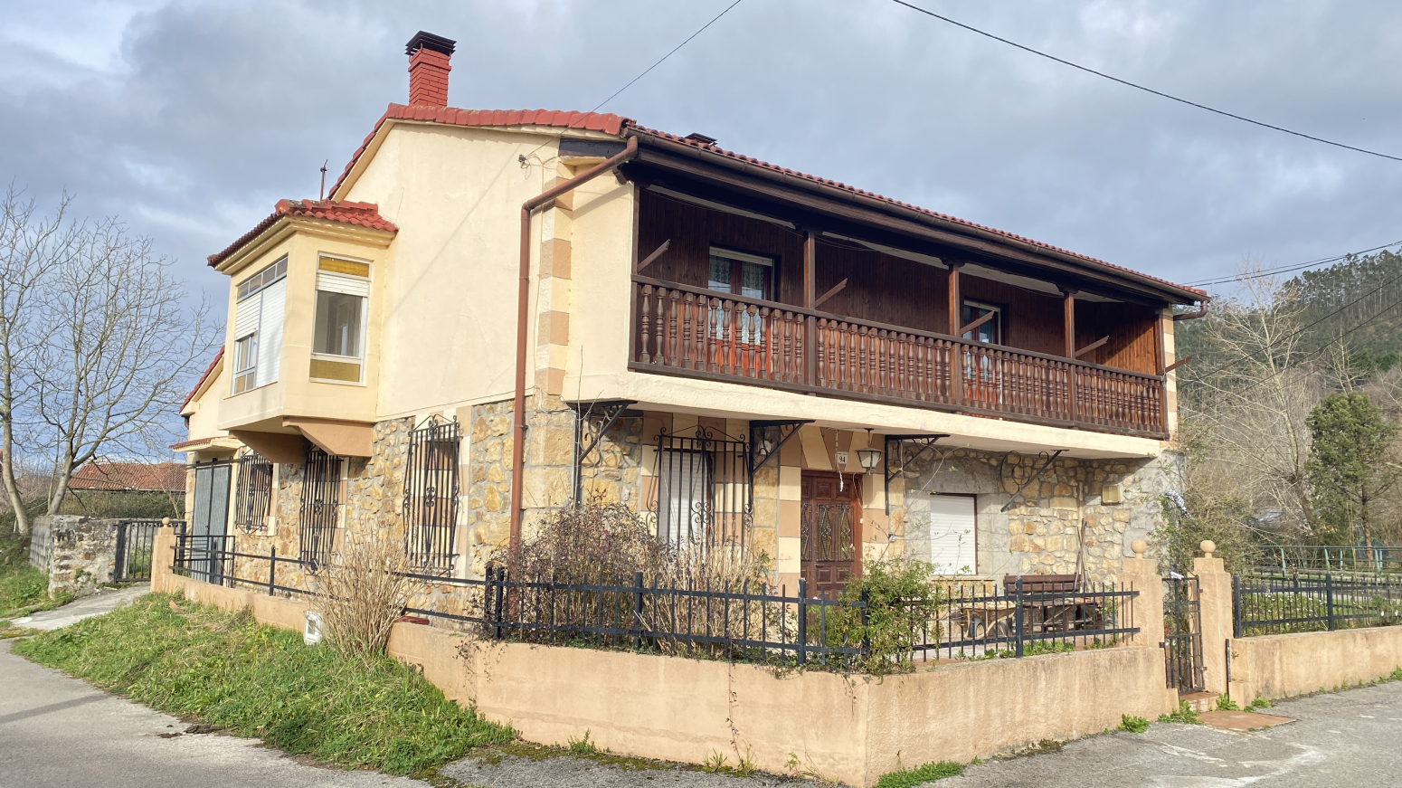 PRECIOSA CASA INDEPENDIENTE A REFORMAR EN BARRIO DE ARRIBA-RIOTUERTO