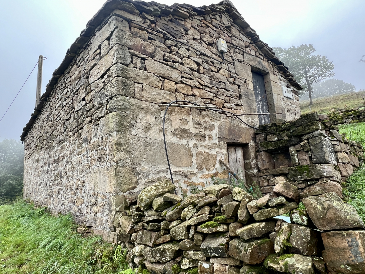 FINCA CON 3 CABAÑAS EN SAN PEDRO DEL ROMERAL