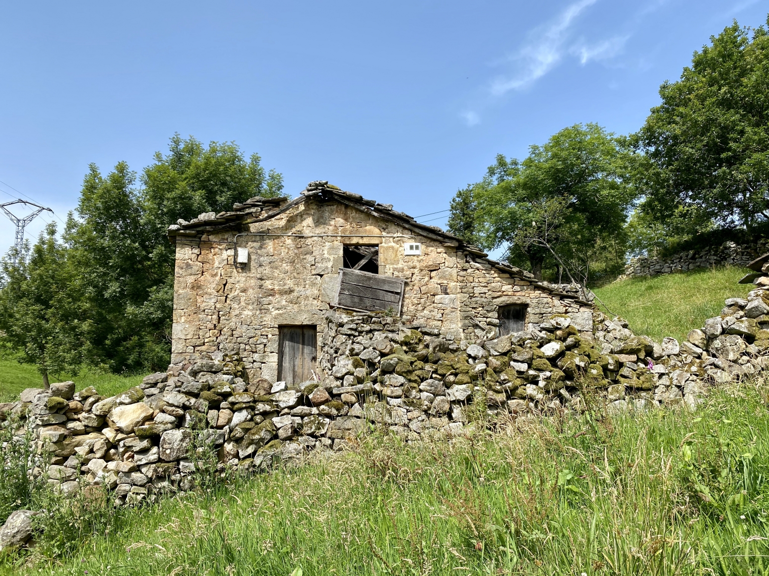 CABAÑA PASIEGA PARA REFORMAR EN PISUEÑA JUNTO SELAYA