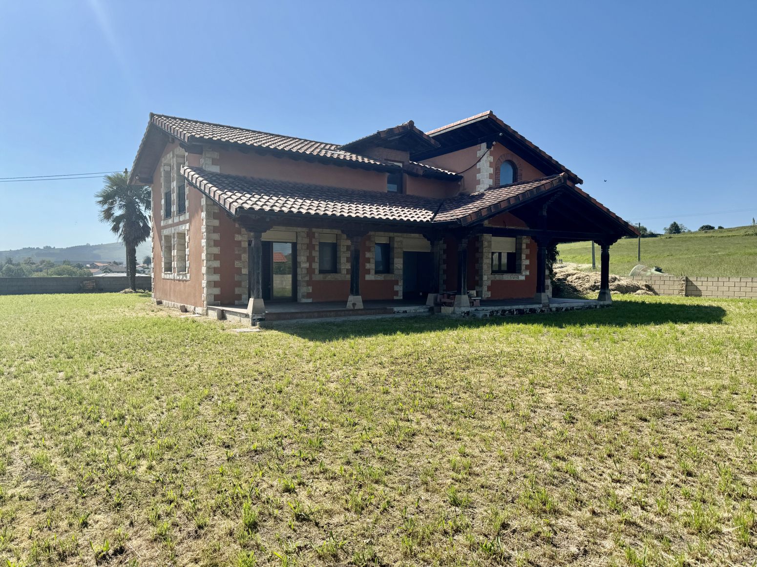 HINOJEDO- SUANCES  CASA INDEPENDIENTE CON 5 HABIT. SOBRE 1.000m2 DE PARCELA