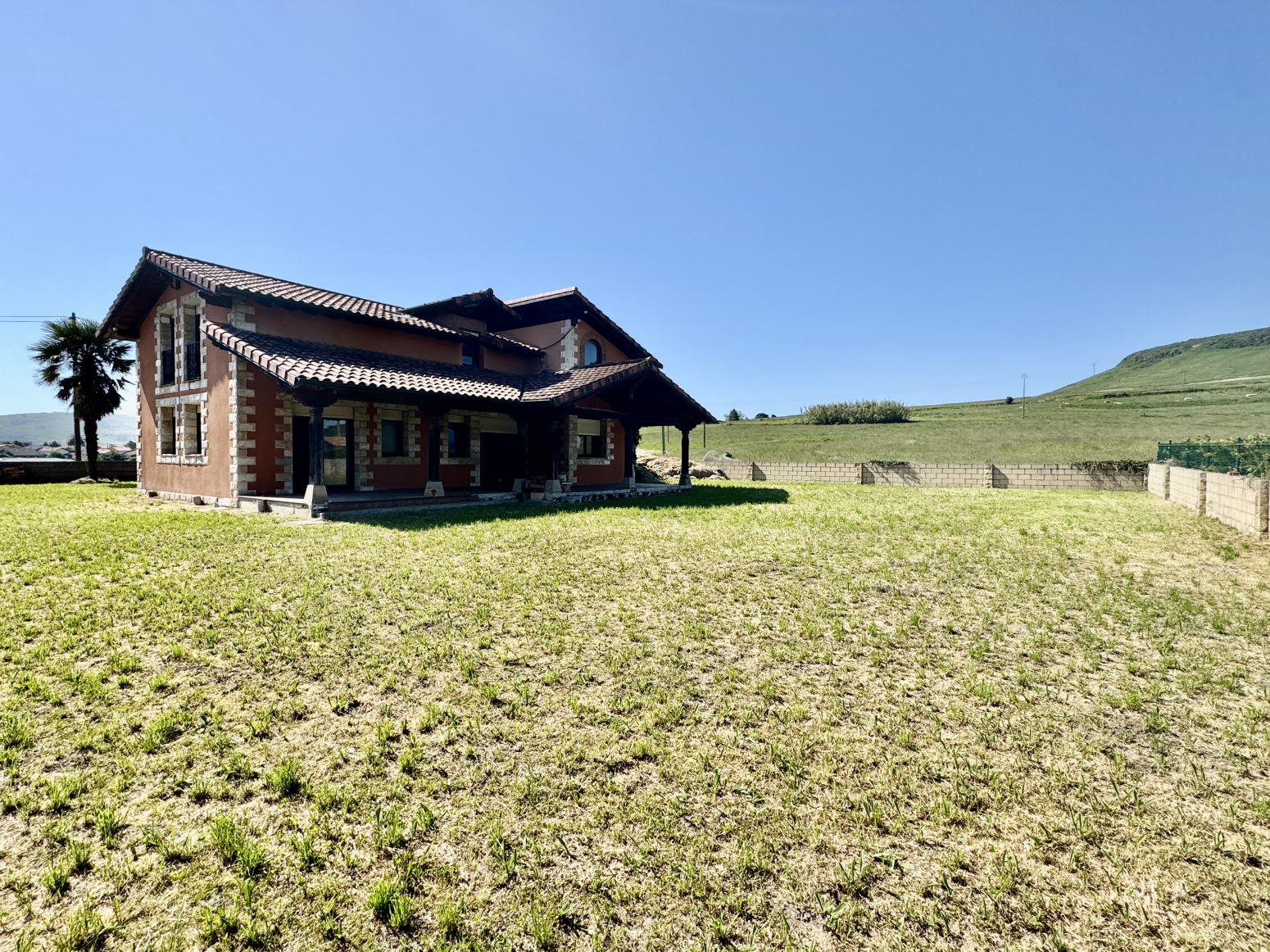 HINOJEDO- SUANCES  CASA INDEPENDIENTE CON 5 HABIT. SOBRE 1.000m2 DE PARCELA