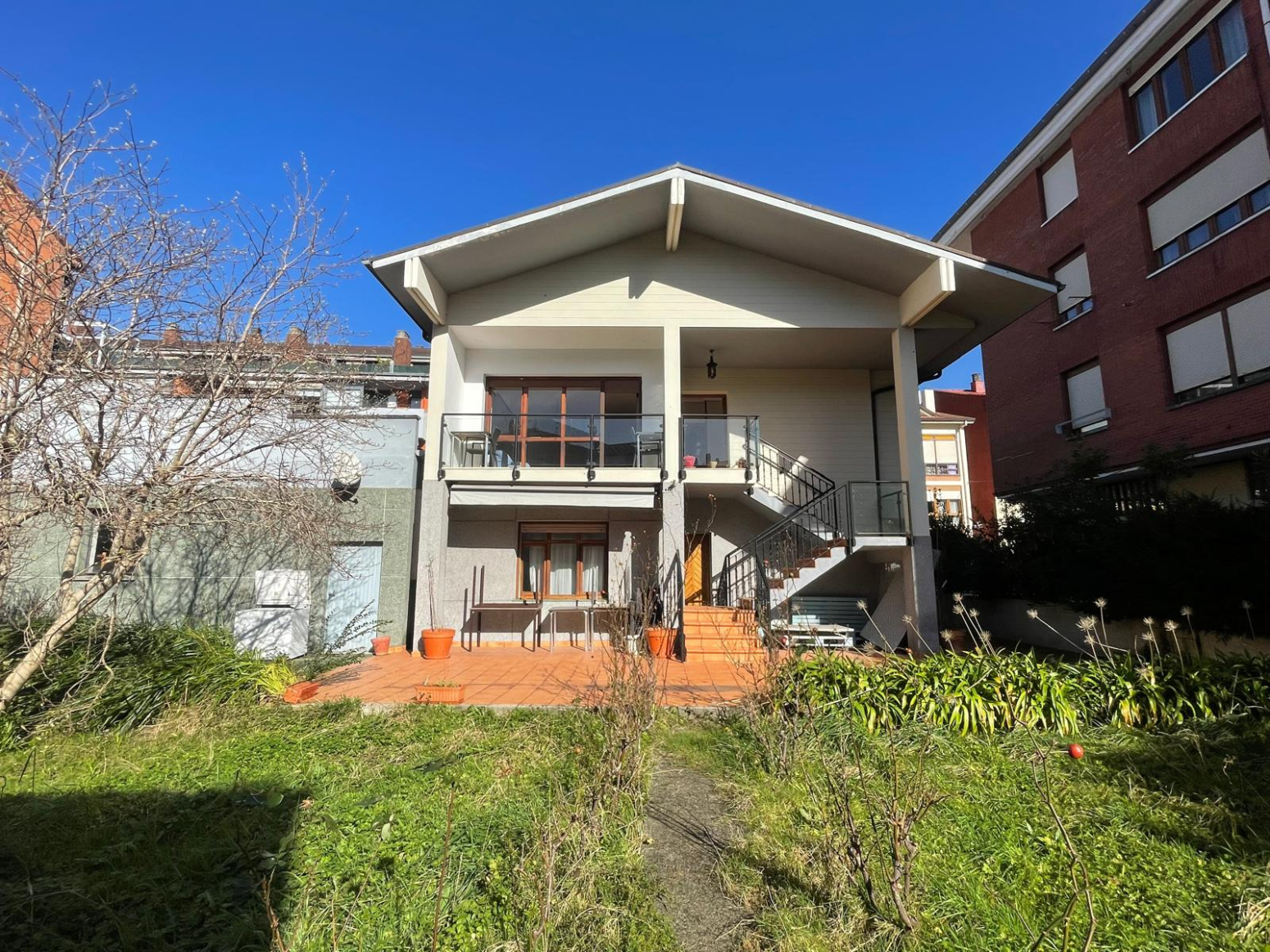 Chalet con parcela en centro de Cabezón de la Sal