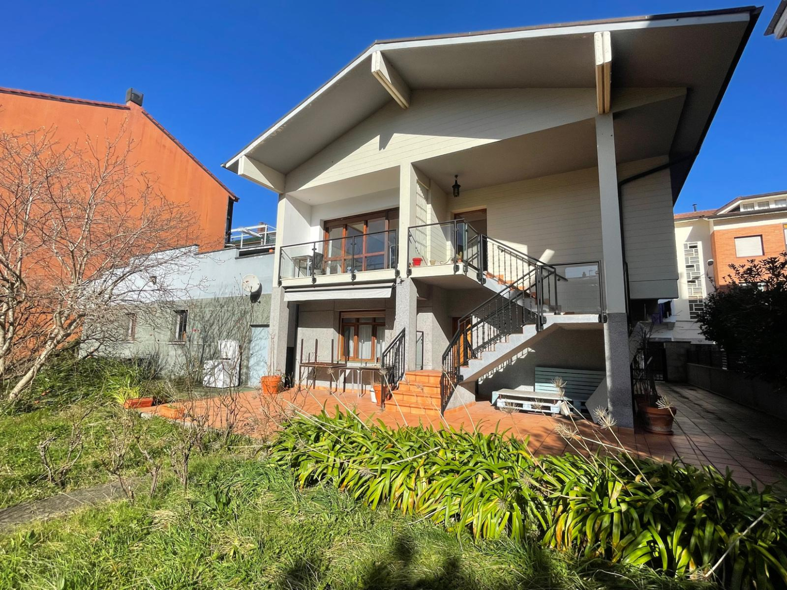 Chalet con parcela en centro de Cabezón de la Sal