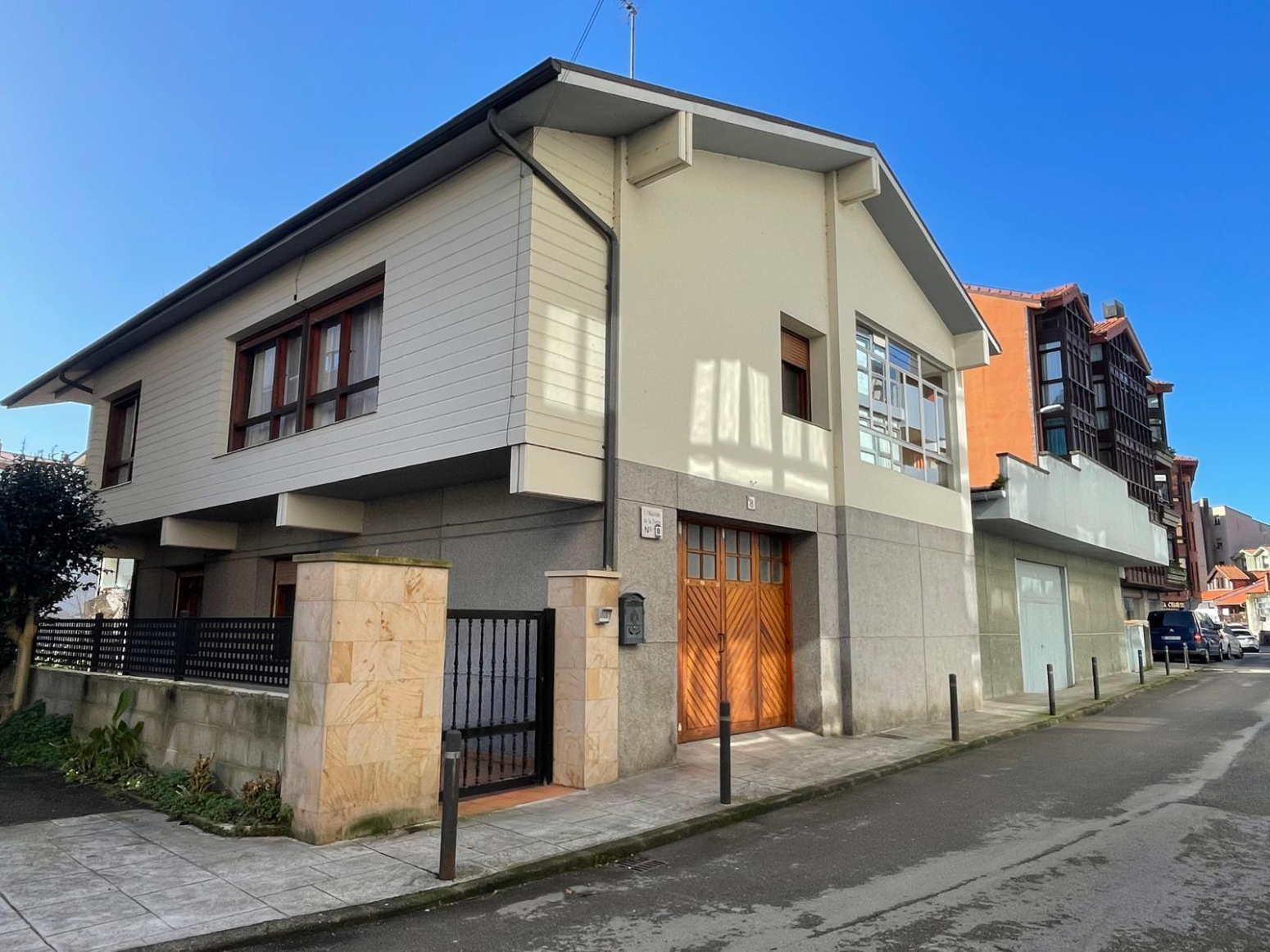 Chalet con parcela en centro de Cabezón de la Sal
