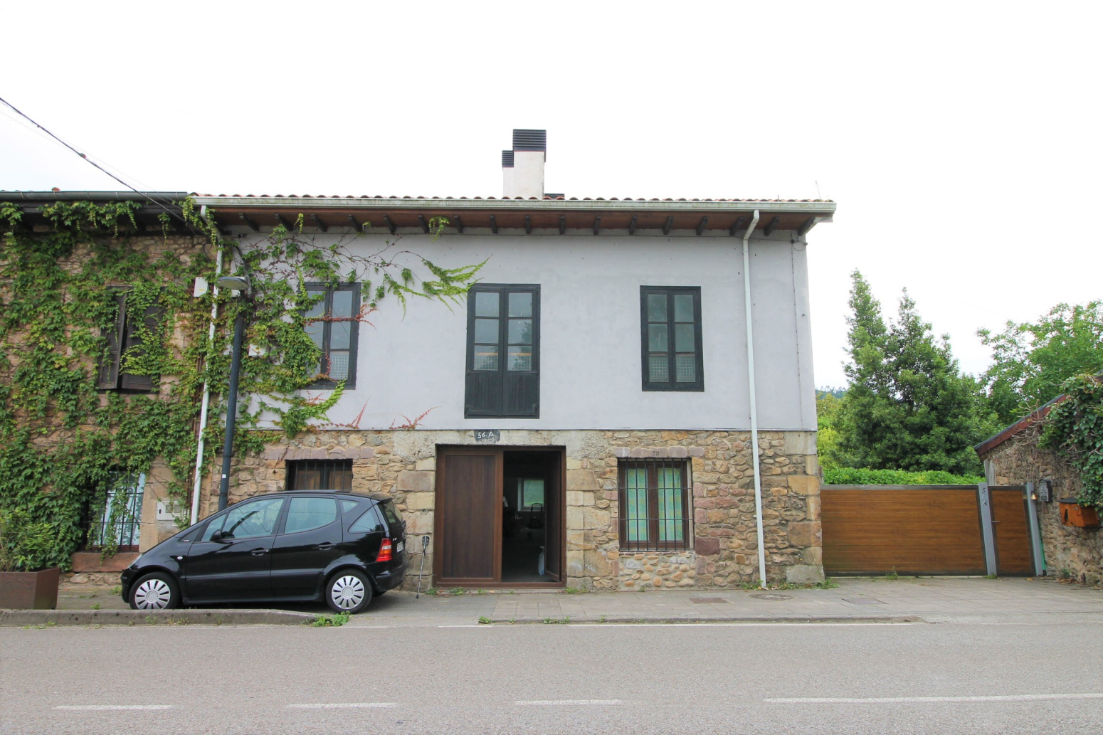 Casa con terreno y Edificación en Castañeda