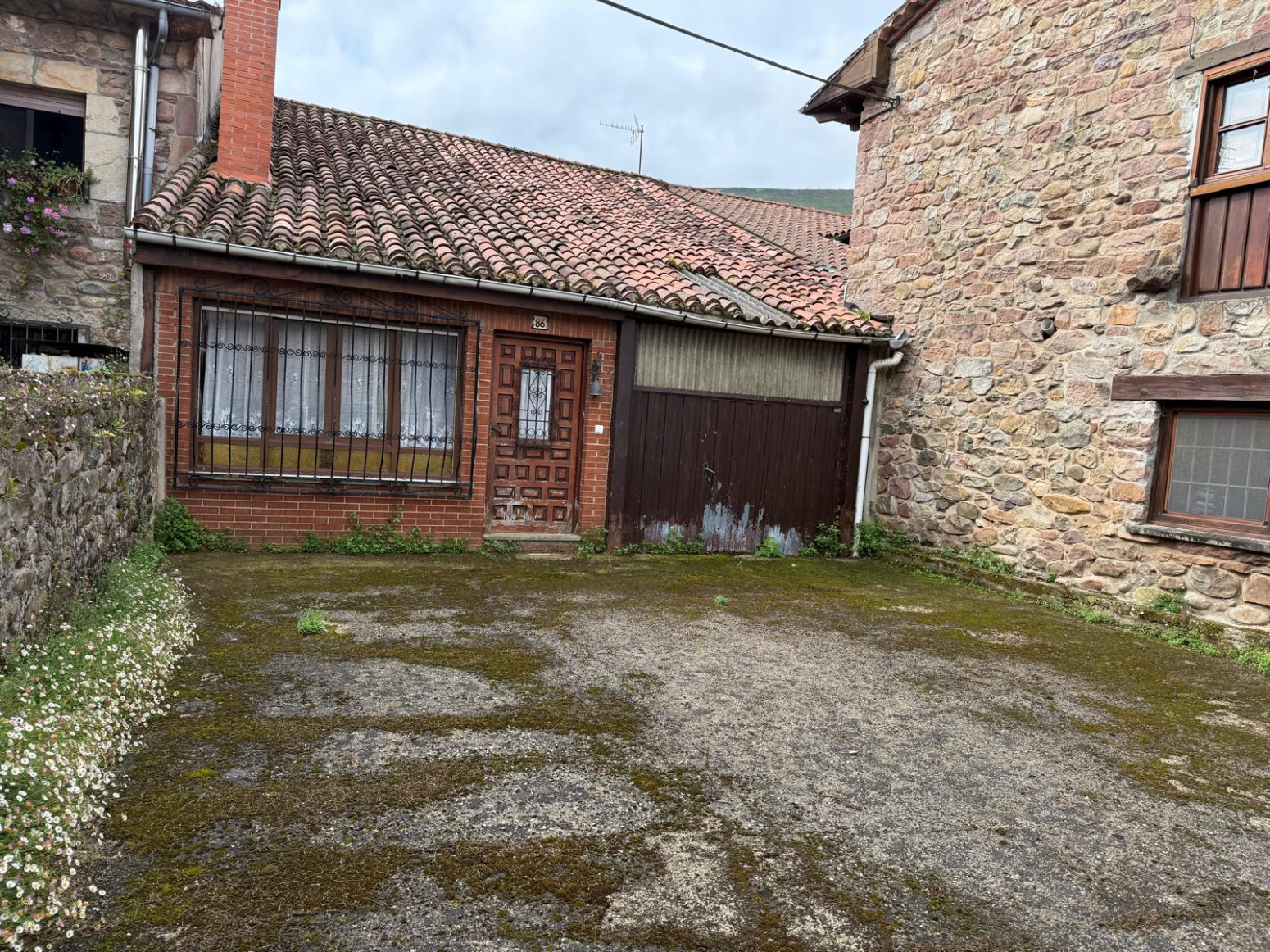 CASA CON CUADRA Y CORRALADA EN COS