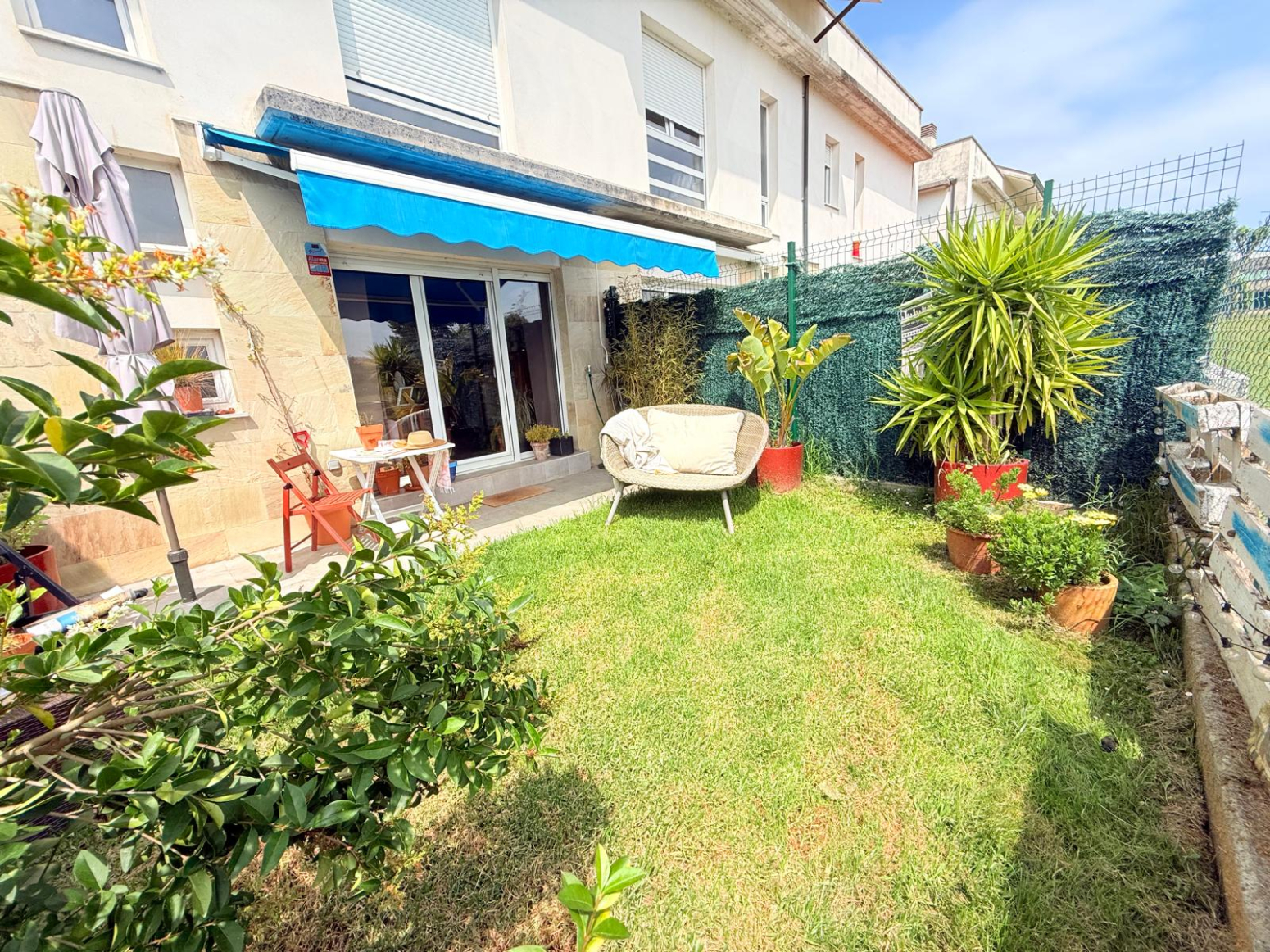 CHALET ADOSADO EN URBANIZACIÓN PRIVADA CON PISCINA COMUNITARIA, EN CUDÓN