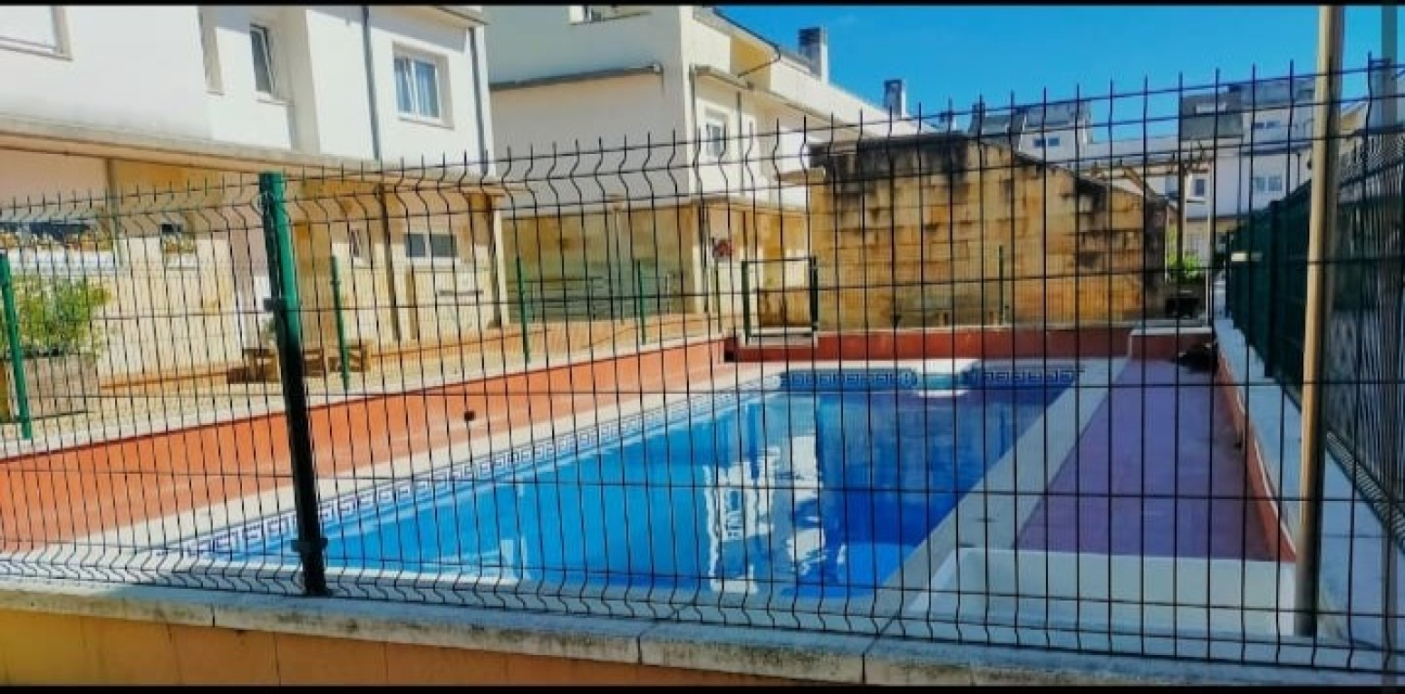 CHALET ADOSADO EN URBANIZACIÓN PRIVADA CON PISCINA COMUNITARIA, EN CUDÓN