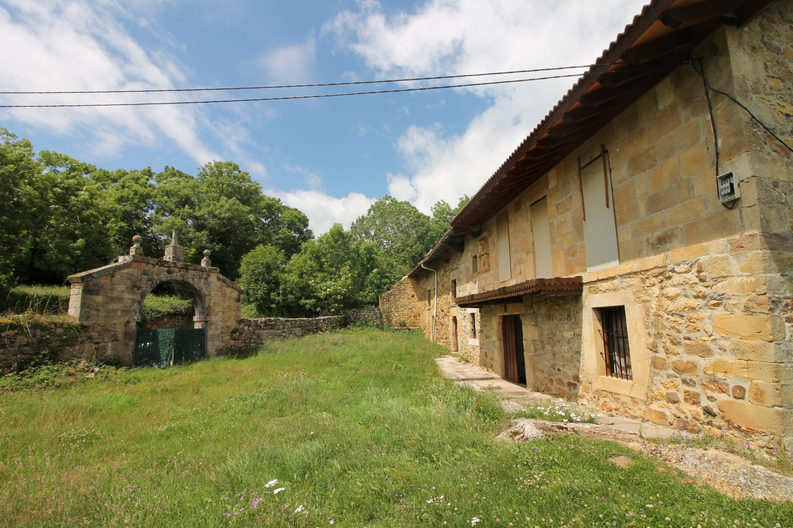 CASONA DE PIEDRA PARA REFORMAR EN POLACIONES