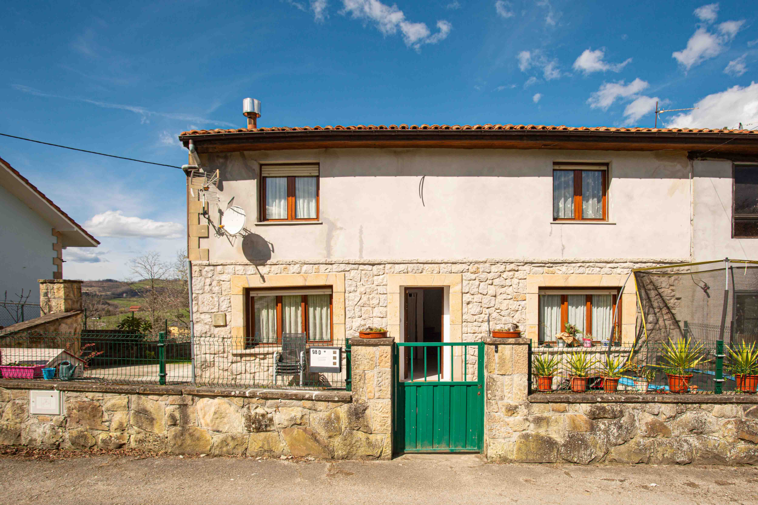 MAGNIFICA CASA CON JARDIN EN QUIJAS