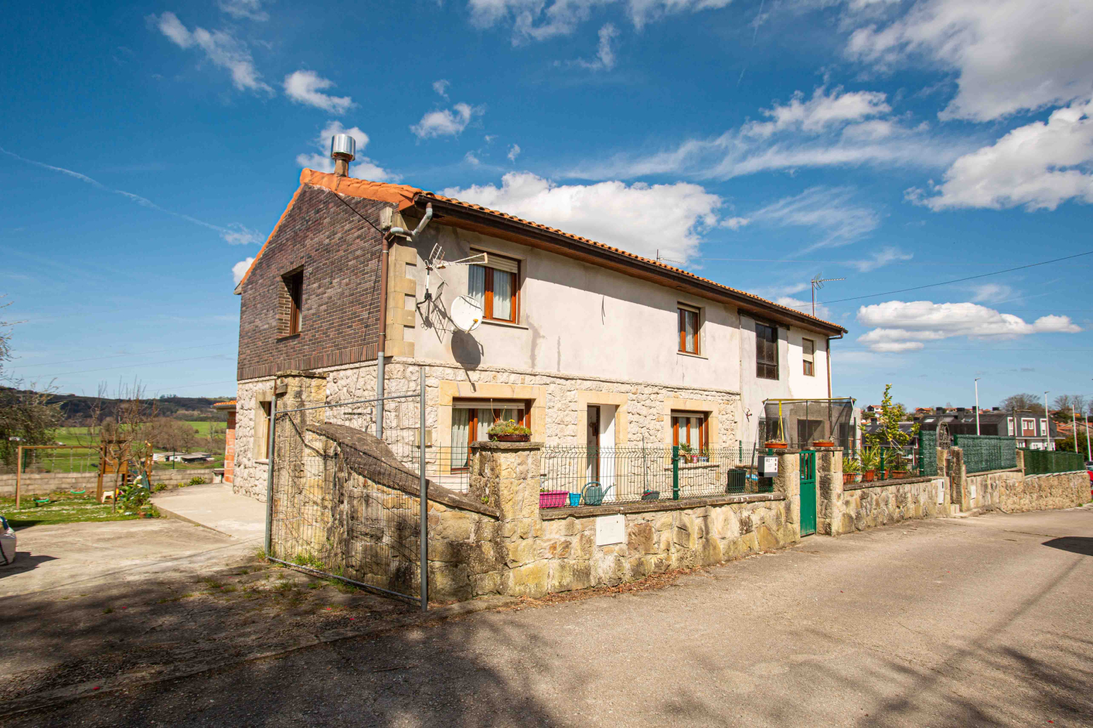 MAGNIFICA CASA CON JARDIN EN QUIJAS