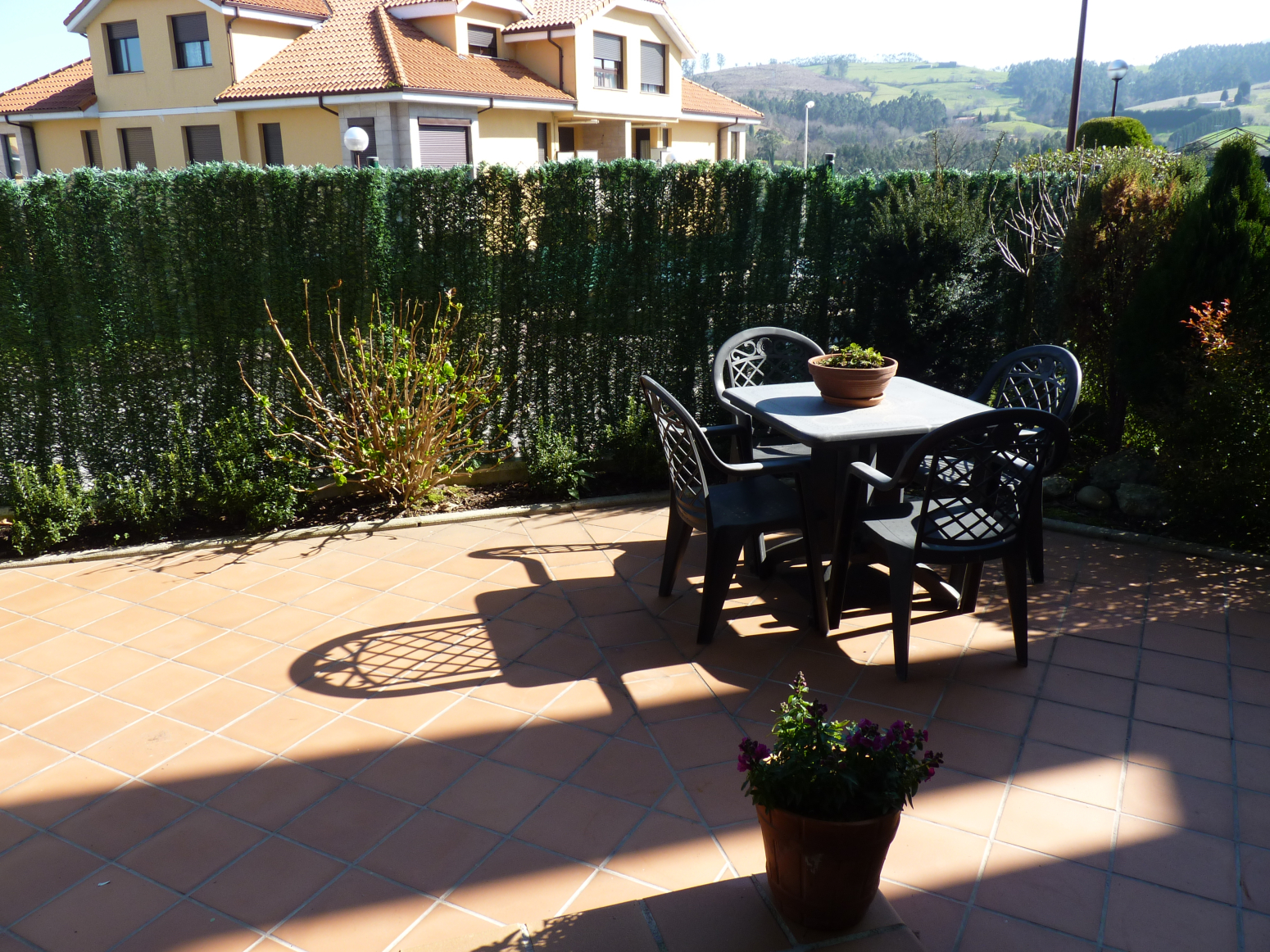 PRECIOSO BAJO CON JARDIN EN QUIJAS