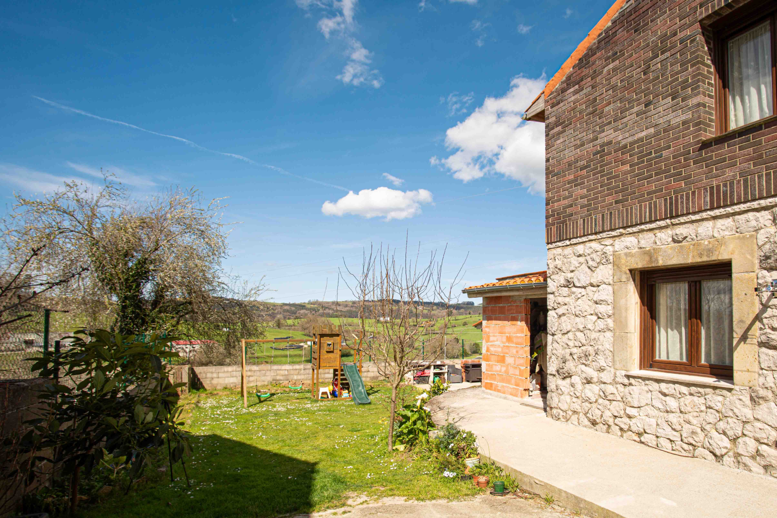 MAGNIFICA CASA CON JARDIN EN QUIJAS