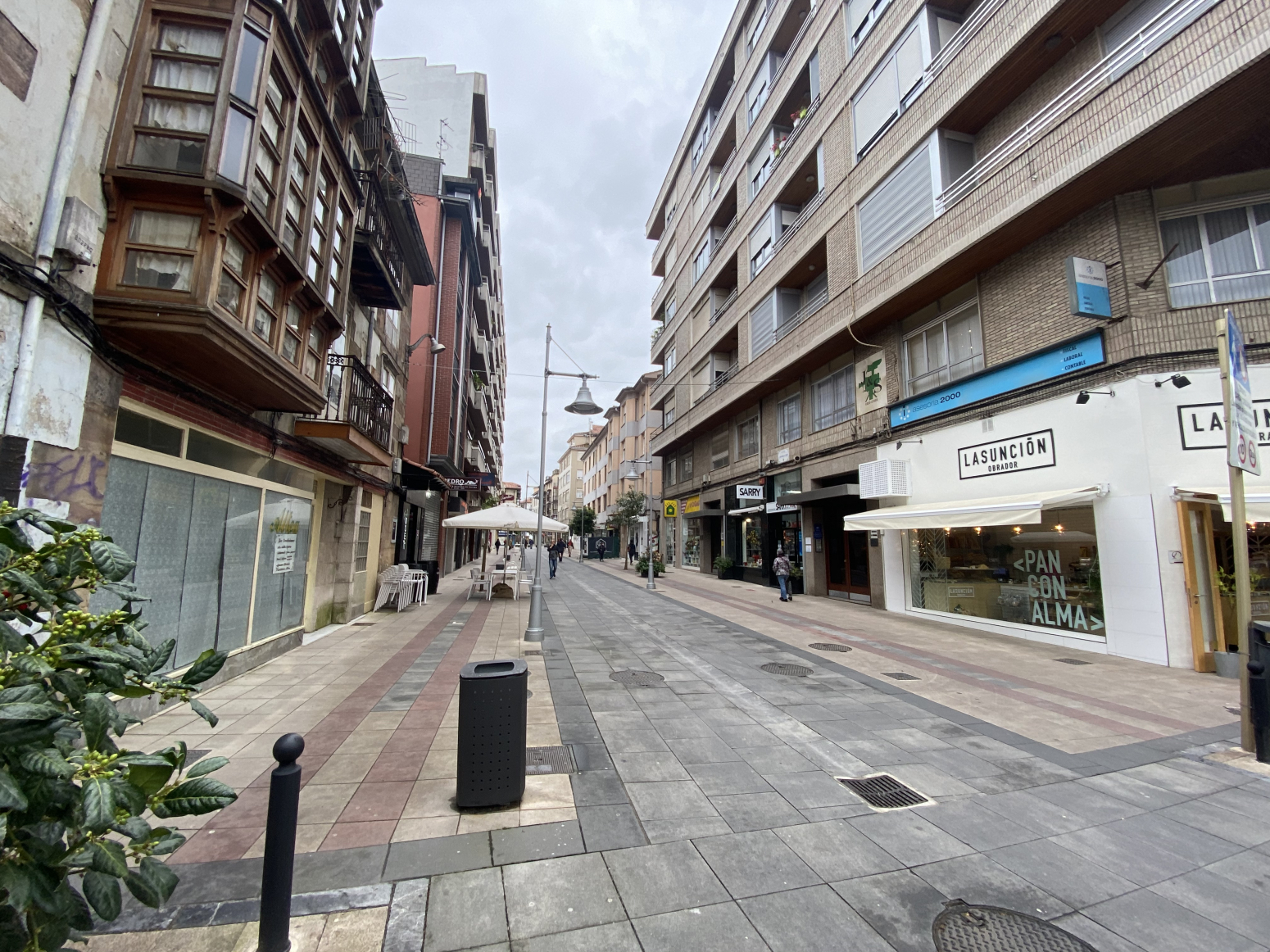 LOCAL COMERCIAL FRENTE A LA ASUNCIÓN, JUNTO A LA BIBLIOTECA Y A DOS DE LAS CALLES MÁS TRANSITADAS DE TORRELAVEGA.