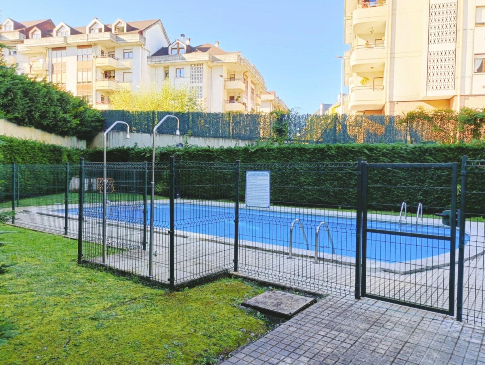Bajo con jardín al sur y piscina en Astillero 
