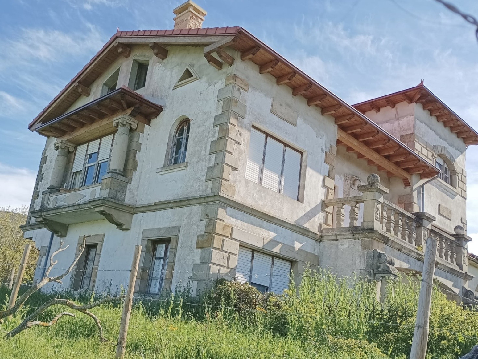 Casa de piedra señorial con escudo  para reformar