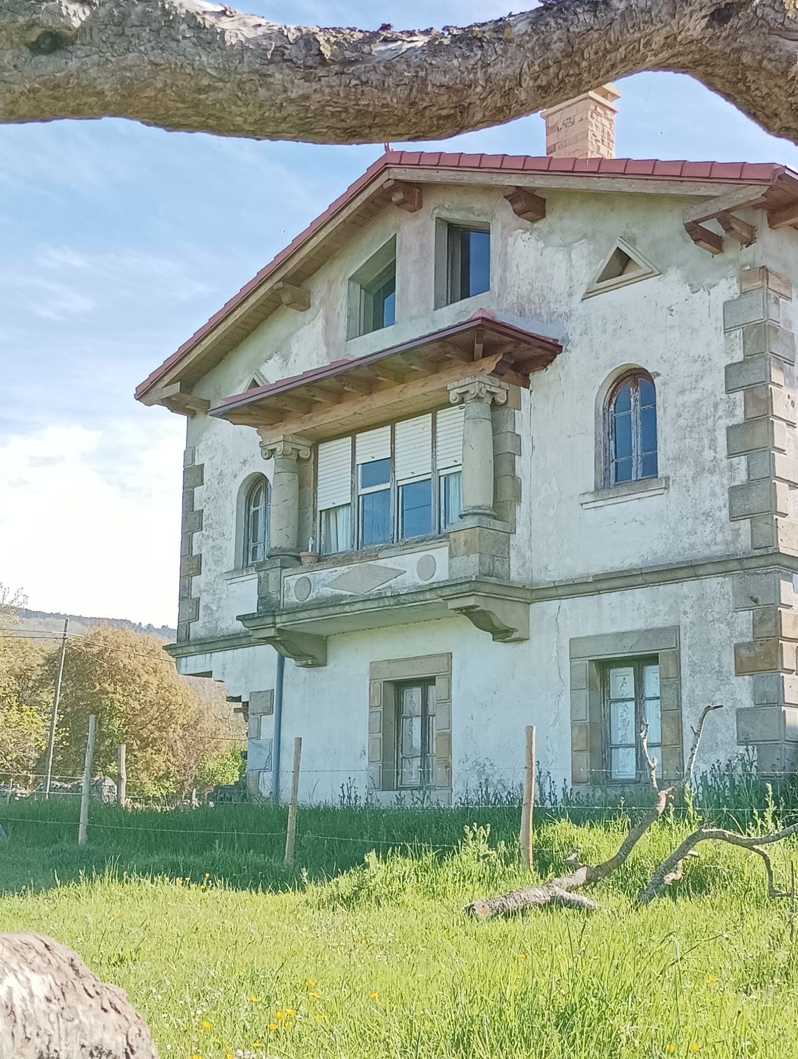 Casa de piedra señorial con escudo  para reformar