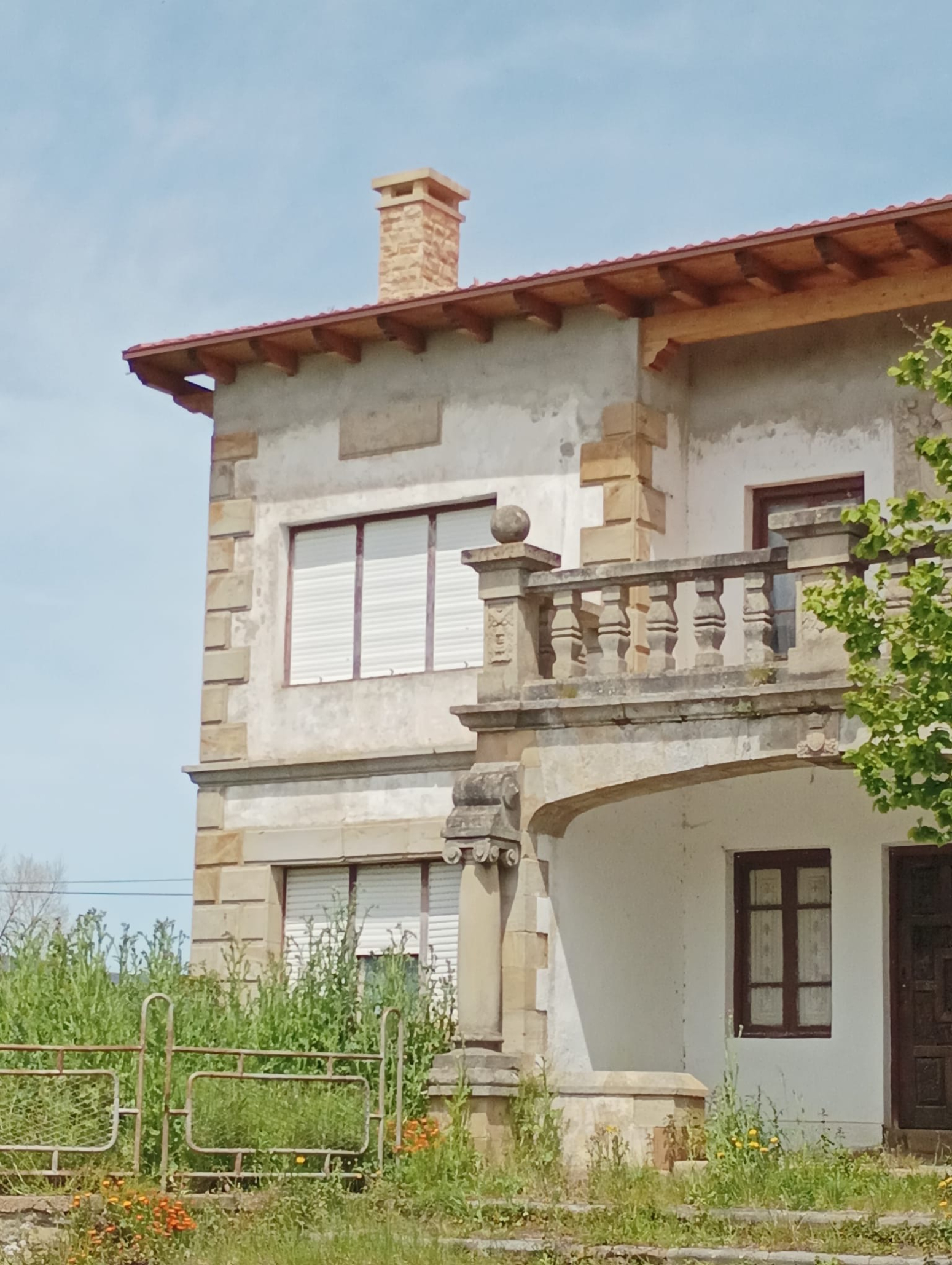 Casa de piedra señorial con escudo  para reformar
