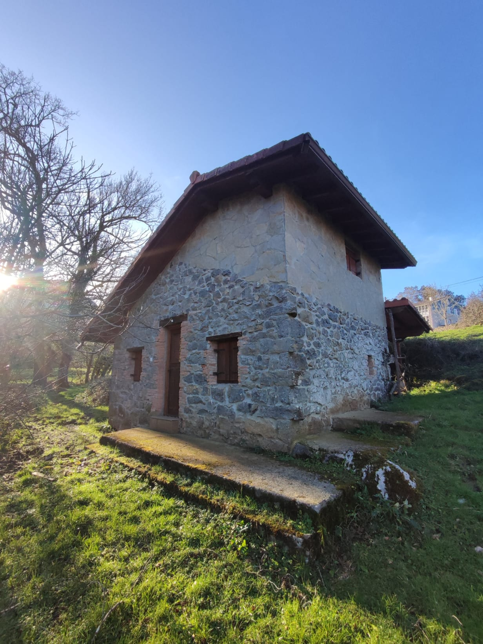 Cabaña en buen estado con finca y manantial