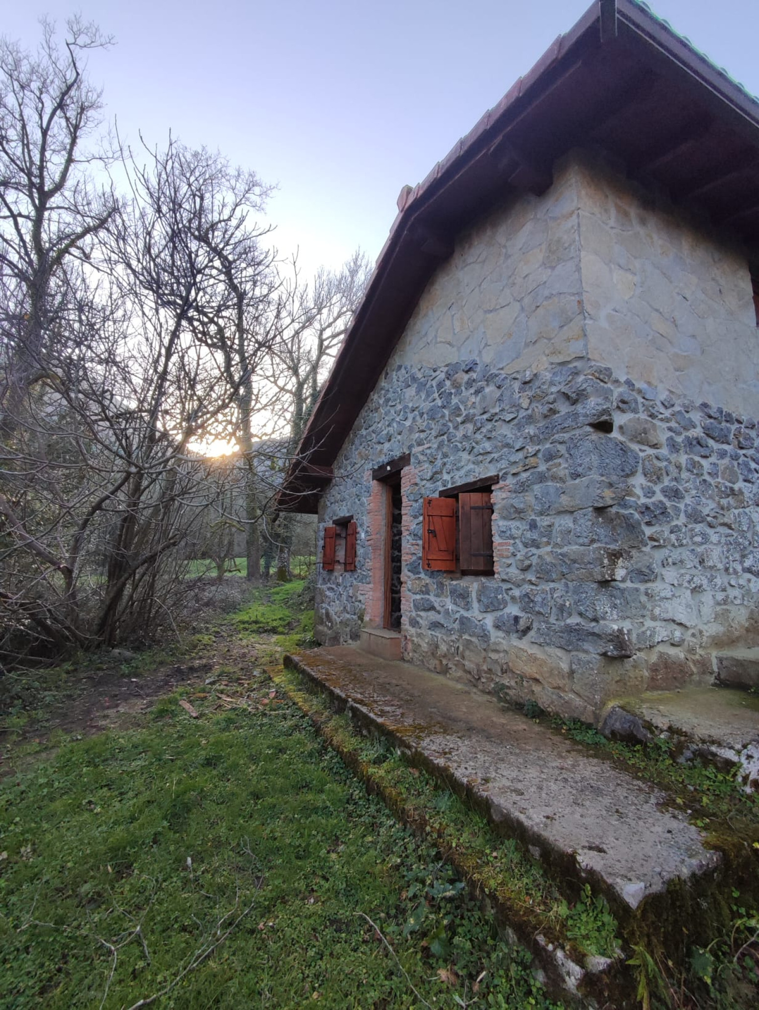 Cabaña en buen estado con finca y manantial