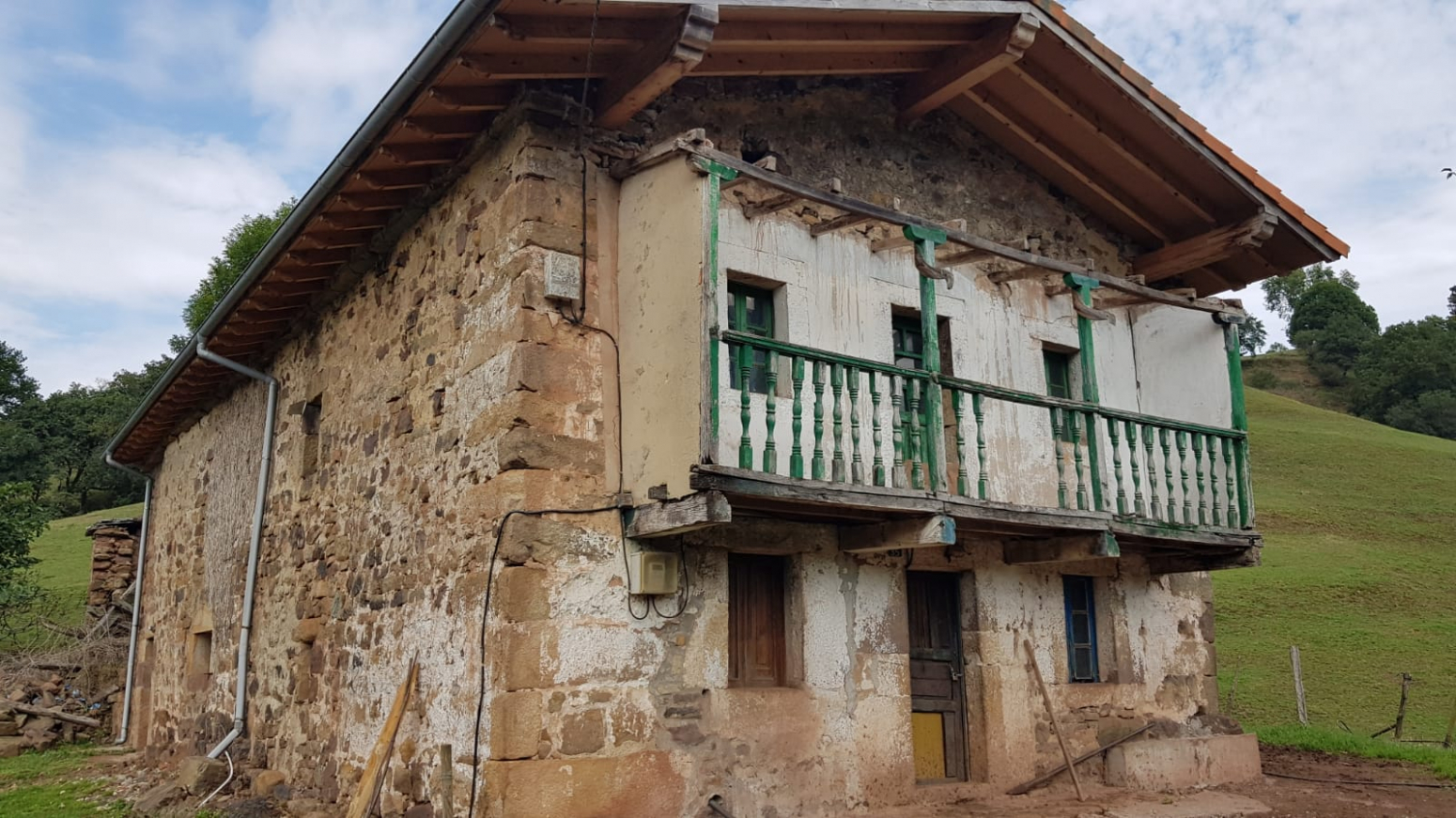 CASA DE PIEDRA, PARA REHABILITAR, CON TERRENO A 30 KM DE SANTANDER