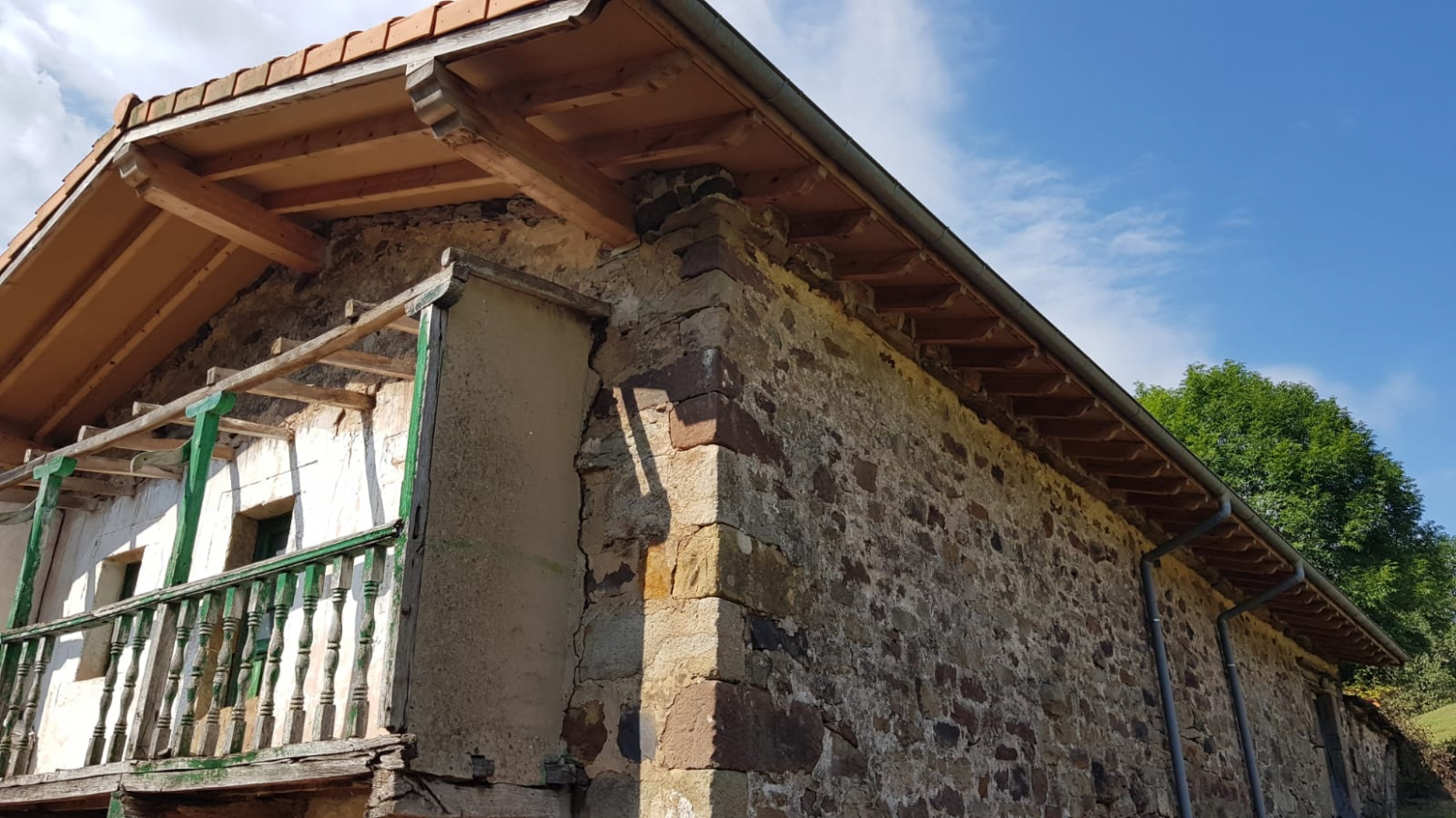 CASA DE PIEDRA, PARA REHABILITAR, CON TERRENO A 30 KM DE SANTANDER