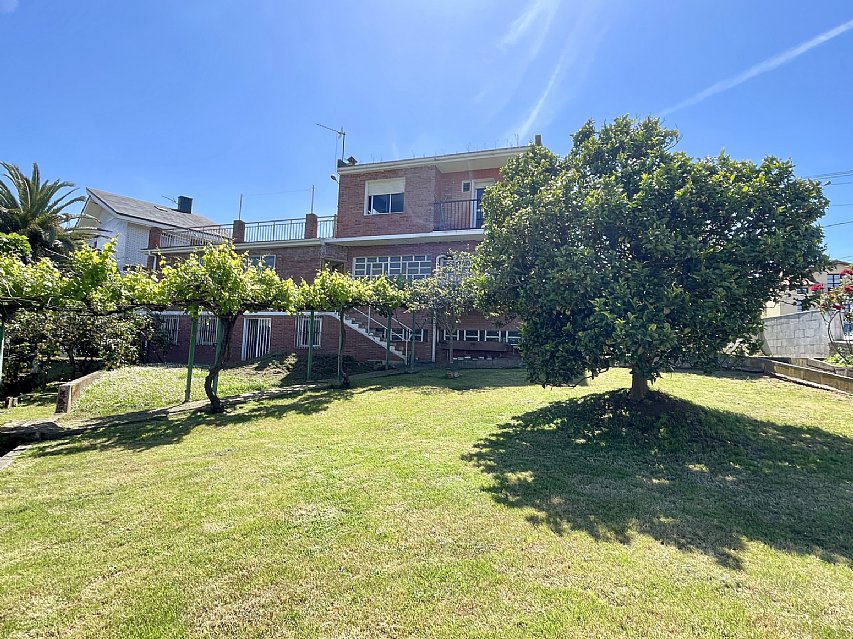 Chalet independiente con jardin, garaje, terraza y dos locales comerciales.