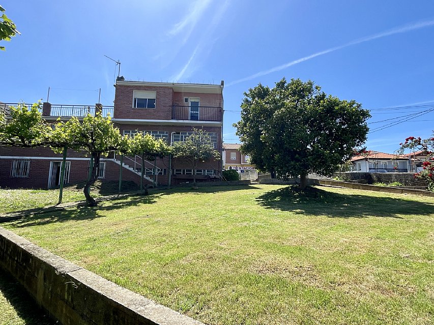 Chalet independiente con jardin, garaje, terraza y dos locales comerciales.