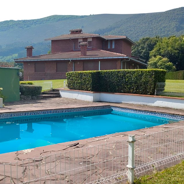 Chalet independiente con piscina privada en Islares
