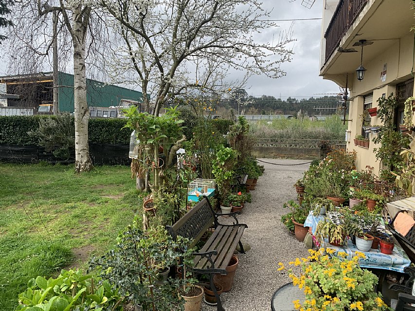 Casa indiviual de dos plantas con jardín en Barreda