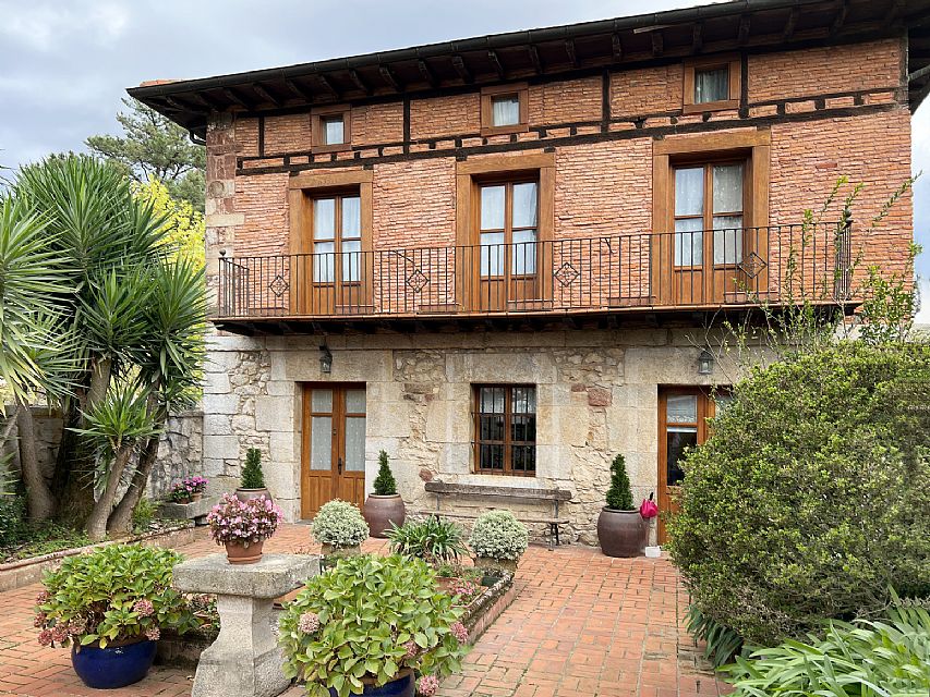 Espectacular casona de piedra con jardin en Camargo