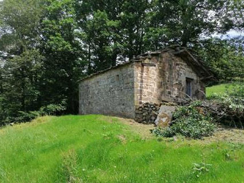 Cabaña de piedra con terreno y buen acceso en Luena