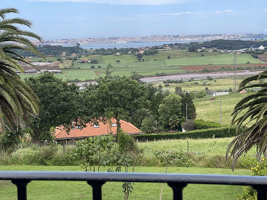 Chalet independiente con una parcela de 5000 metros, y unas impresionantes vistas a la bahia de Santander