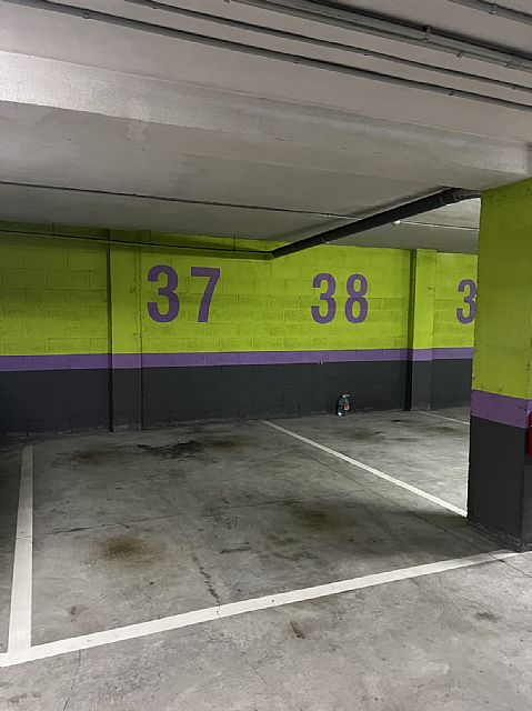 Garaje amplio con acceso a la vivienda por ascensor en Avda Cantabria 66-74