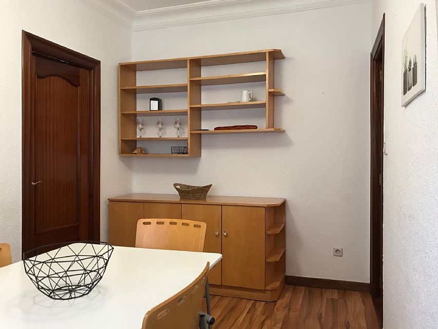 Alquiler TEMPORAL (hasta junio 2022). Piso amplio con 3 habitaciones dobles en centro de Santander