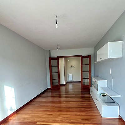 Piso de 3 hab y 1 baño con trastero y 2 plazas de garaje